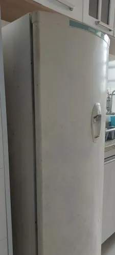 Geladeira Consul com água na porta funcionando