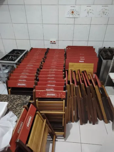 Mesas e cadeiras Brahma Top seminovas, 10 conjuntos, R$ 3.500,00. Cervejeira $ 2.800, 00
