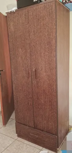 Guarda roupa (2 portas e 1 gaveta)
