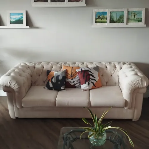 Sofá Chesterfield Clássico 3 Lugares Off-White - Órimo estado