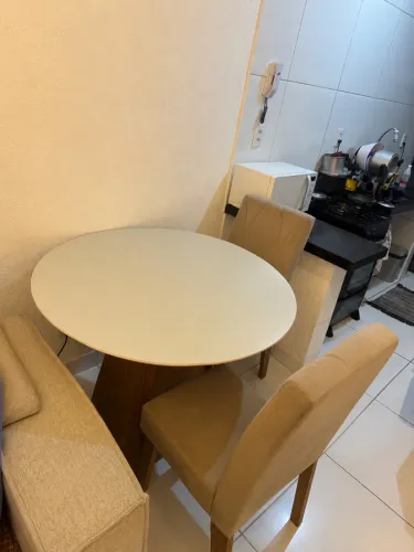 Mesa de Jantar + 4 Cadeiras