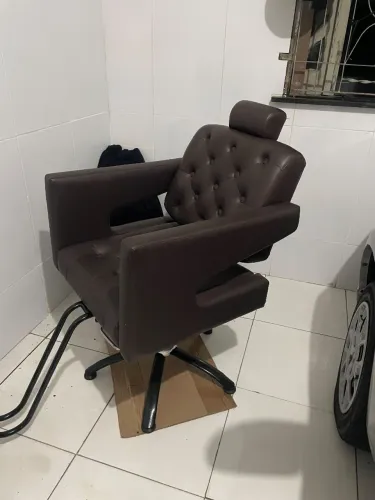 Cadeira Reclinável para Barbeiro e Cabeleireira - Marrom