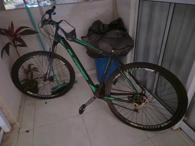 Bicicleta verde e preto
