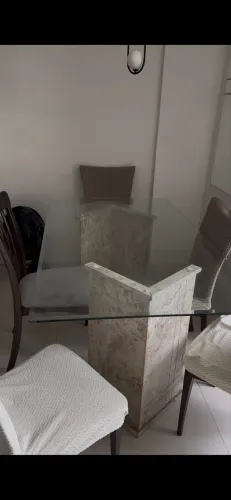 Mesa tampo de vidro pés em mármore