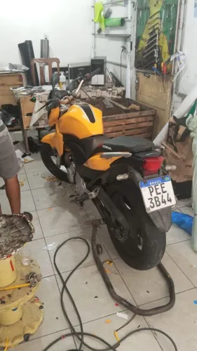 CB 300 amarela