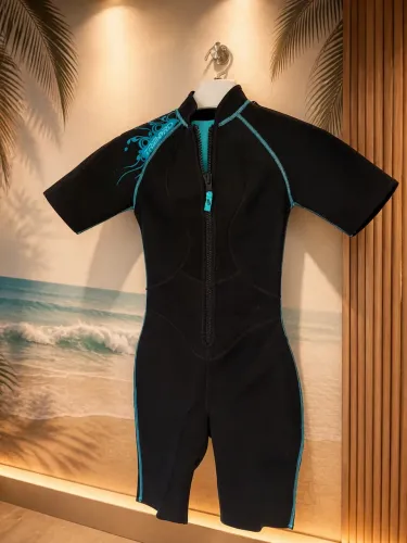 Roupa feminina de mergulho ou surf