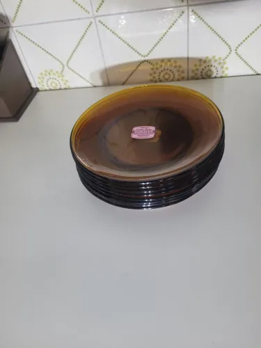 Pratos Sobremesa Duralex cor ambar com etiqueta 