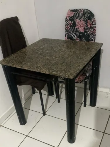 Tampo de mesa em mármore e base