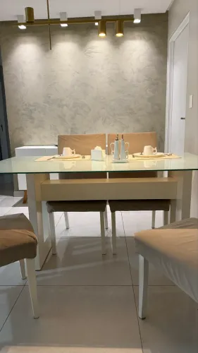 Conjunto Mesa de Jantar em Madeira com Tampo de Vidro + 4 Cadeiras 
