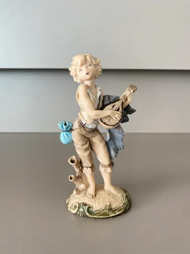 Escultura resina italiana menino