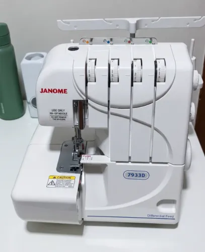 Janome 7933D Máquina Overlock E Ultralock Cor Branco | Aprox 50 horas de uso (Novinha)