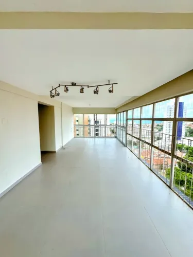 Amplo apartamento no Edf. Rio Mar com 200 m² com 4 quartos sendo 1 suíte em Petrópolis - N