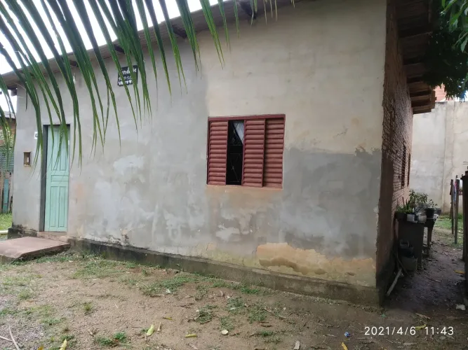 Casa simples, 3 quartos, sala, cozinha e banheiro.