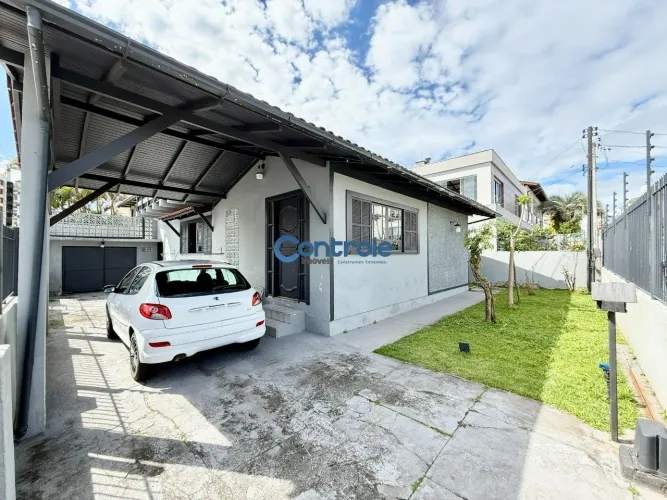 Casa com 04 dormitórios e 03 banheiros no Balneário SC