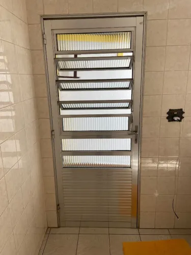 Porta de aluminio Cozinha - Extremamente bem conservada.