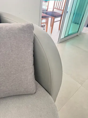 Poltrona com puff e almofadas! Ótima qualidade!
