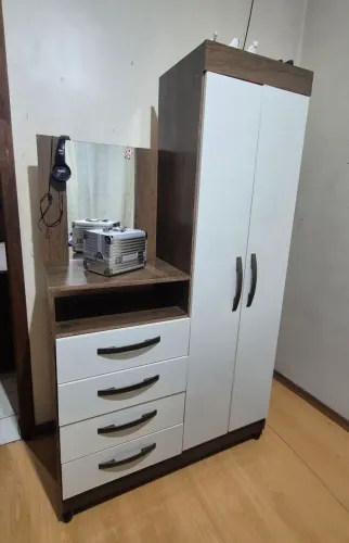 Vendo comoda, 4 gavetas e 2 portas com cabideiro.