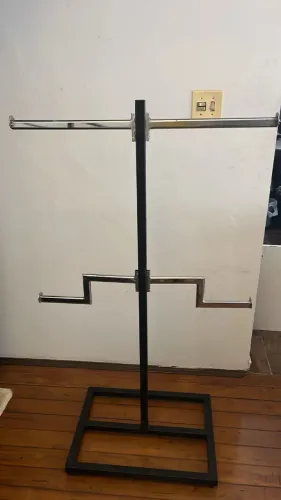Arara expositor de roupa preta com os ganchos cromados(vem completa)