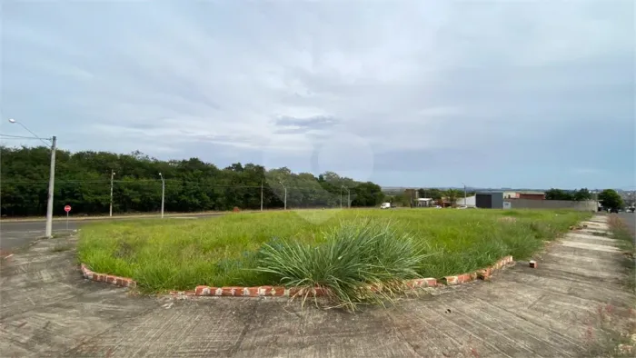 Quadra à venda na av. Rio das Pedras com 3.444 m² divido em 13 lotes bairro Altos do Taqua