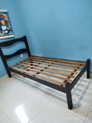 Cama de solteiro em madeira 