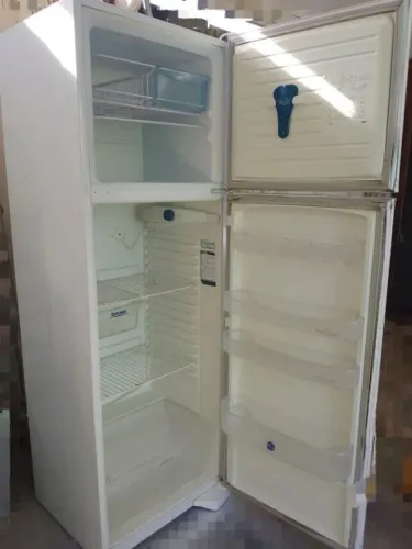Geladeira grande,gelando bem