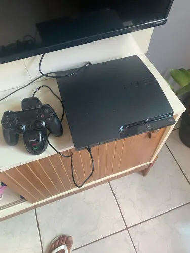 Vendo Ps3 um controle de Ps4 carregador, um jogo Pés 2013  vídeo game é desbloqueado 