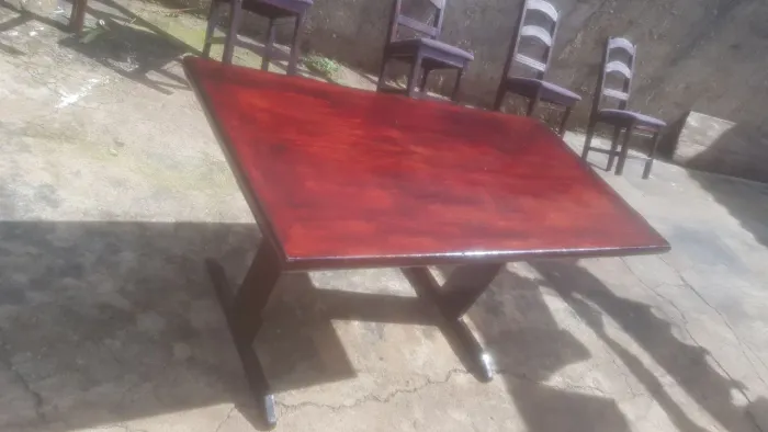 MESA DE MADEIRA COM CADEIRAS