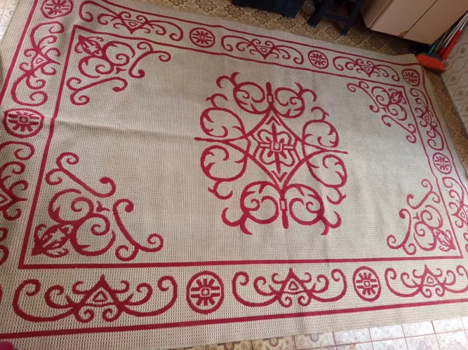 Tapete de sala , lindo, estilizado , 2x3 metros. 