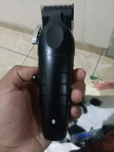 Máquina de cortar cabelo tenho outras duas máquinas e também tenho um jogo de tesouras