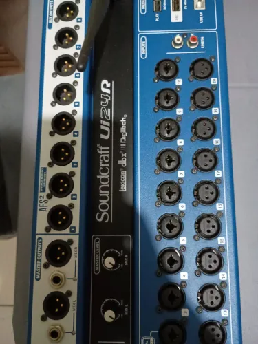 Mesa de som SoundCraft UI24 R perfeita
