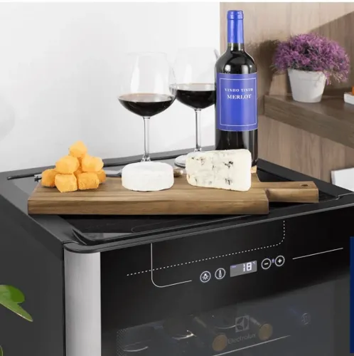 Adega Electrolux 24 garrafas ( com motor)