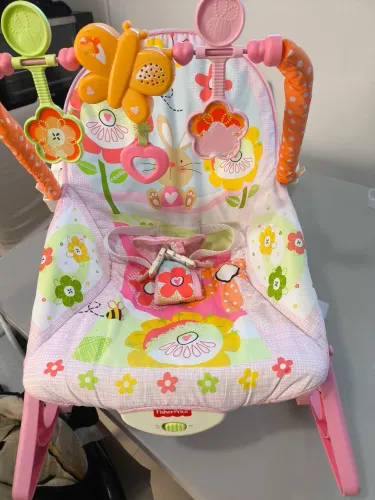 Cadeira de descanso Fisher-Price com vibração e brinquedos - rosa