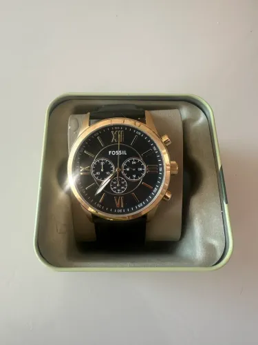 Relógio fóssil dourado com couro preto
