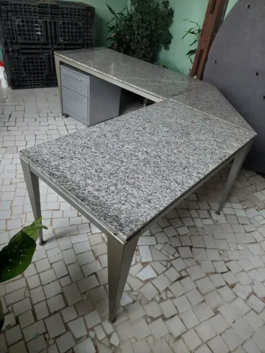 Mesa para escritório em L tampo em granito 
