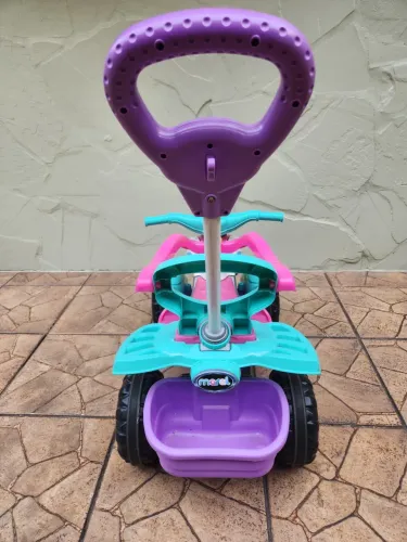 Carrinho de passeio totoca quadriciclo com proteção e pedal.