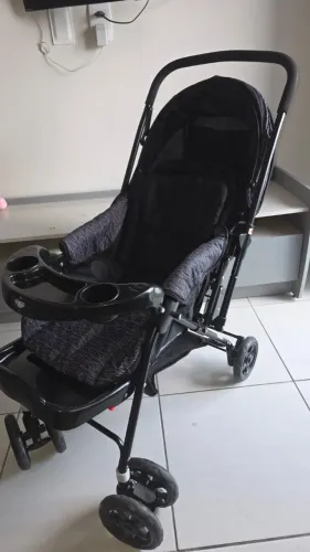 Carrinho de bebê seminovo COSCO (prático de abrir e fechar).
