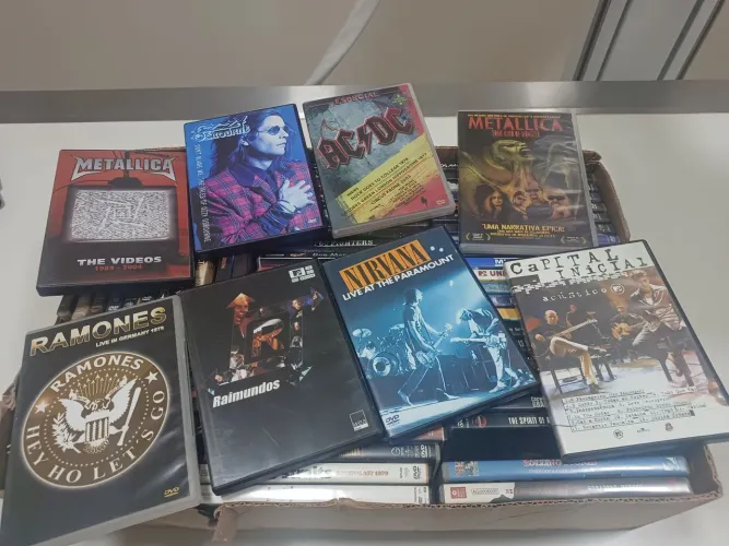 São mais de 60 DVDs várias Bandas Excelente estado e vários Clássicos