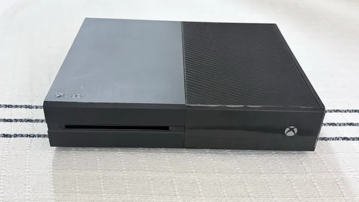 Xbox one 500gb, 2 controles e uma guitarra