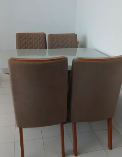 Mesa de jantar com 4 cadeiras 