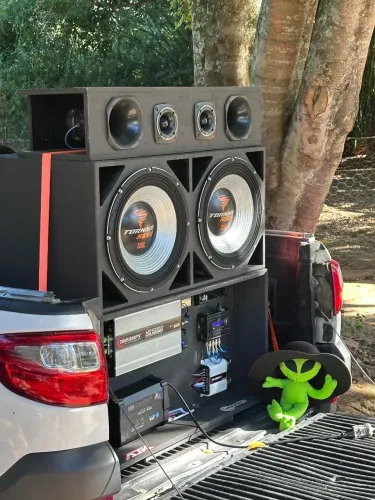 Vendo som automotivo.