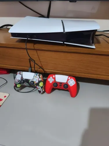 PS5 Slim Digital 1TB + 2 Controles DualSense - Pouquíssimo Usado