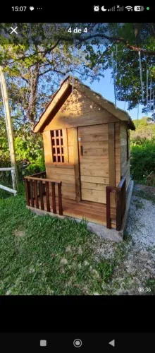 Casinha de madeira no solo