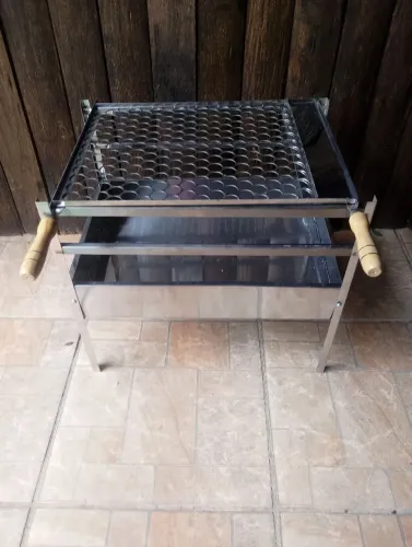 CHURRASQUEIRA MÉDIA BAIXA DESMONTÁVEL DE INOX PARA ESPETOS MÉDIOS COM GRELHA DE INOX.