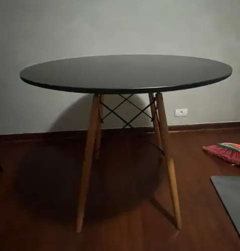Mesa Redonda Preta com 2 Cadeiras