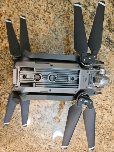 Drone DJI Mavic Pro, câmera, controle, 3 baterias, amplo conjunto de acessórios