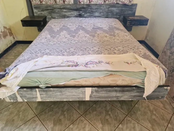 Cama de madeira antiga 