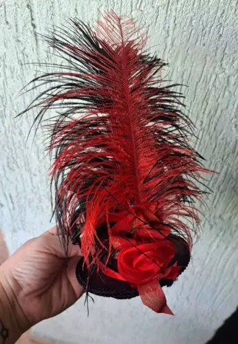 Mini cartola com plumas