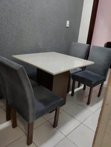 Mesa de jantar quadrada com quatro cadeiras