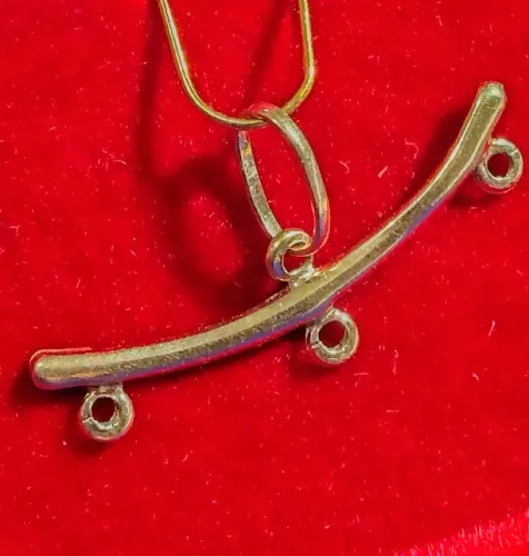 Pingente Gangalha para 3 Bonecos 30 mm Ouro 18 Kilates Peso 0.40 Gramas