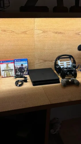 Ps4 slim + 2 controles ,1 headset e 2 jogos